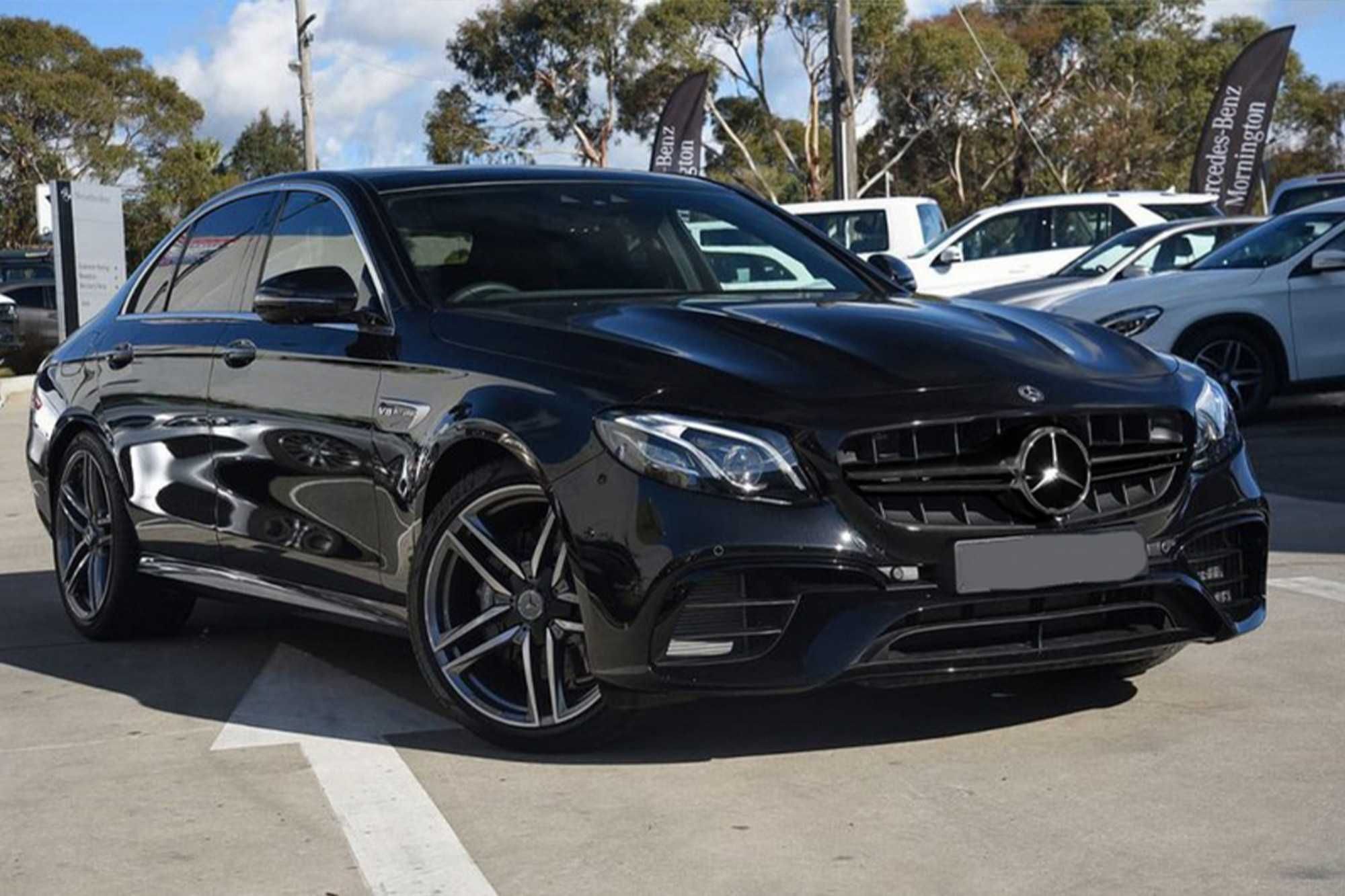 Черен лак решетка E63 AMG Mercedes E W213 16-19 с отвор за камера