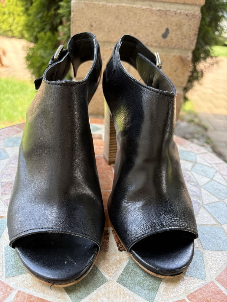 Vând sandale din piele pentru dama marimea 38