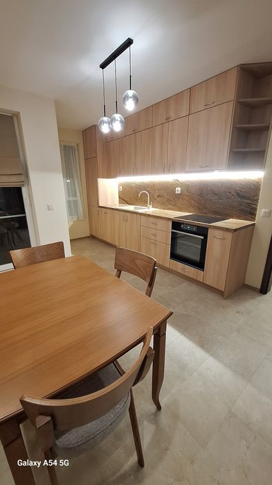 Чисто нов тристаен под наем за първи наематели.