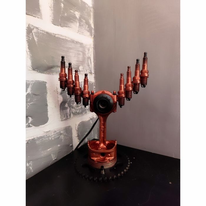 Настолна лампа за автомобилни маняци