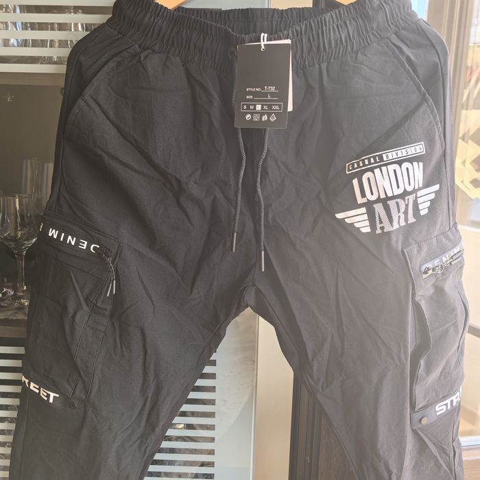 Чисто нов черен панталон.