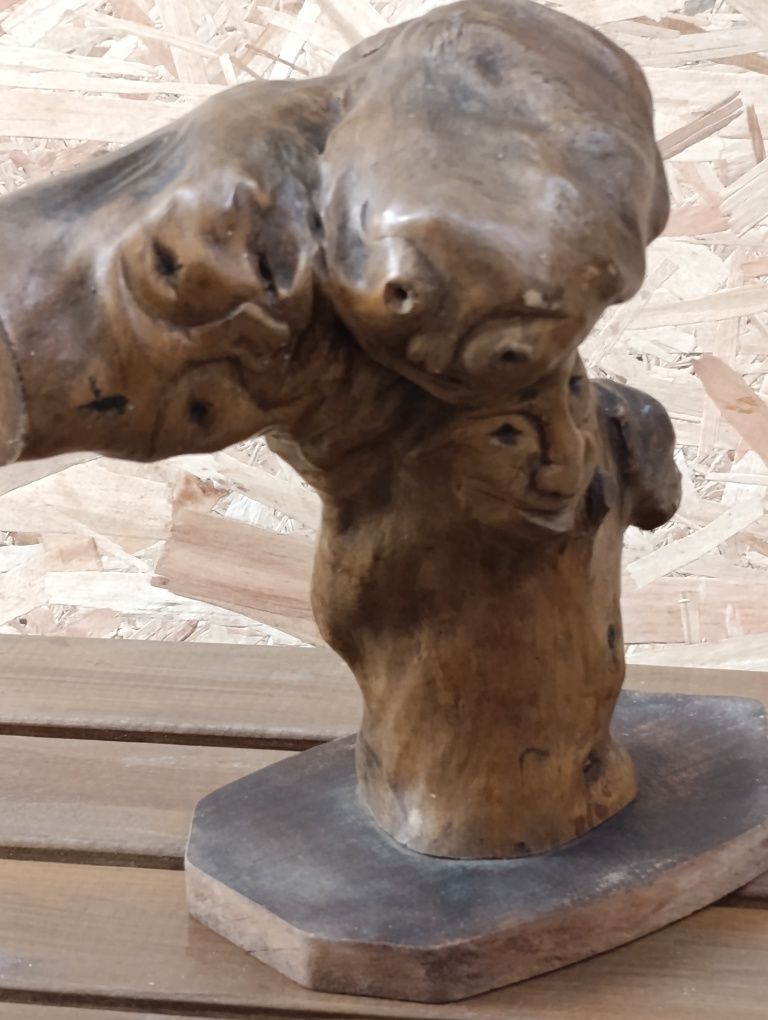 Statuetă din lemn. 50 lei.