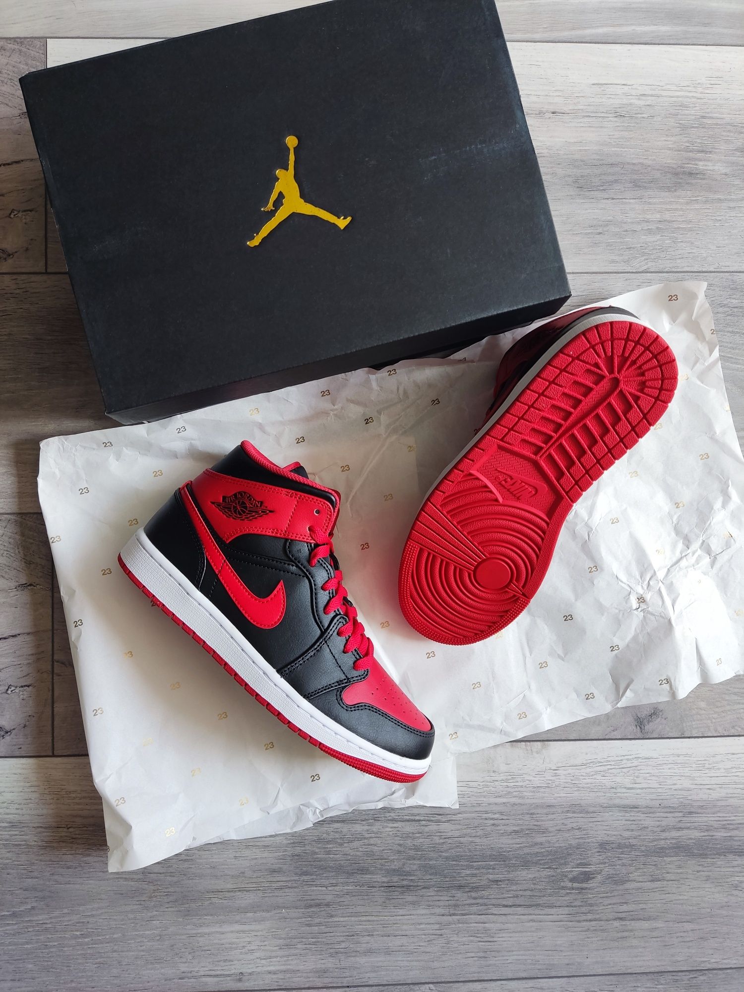 Air Jordan 1 Mid Alternate Bred