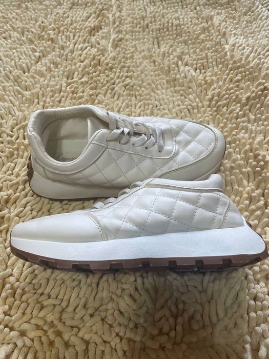 Стильные кроссовки