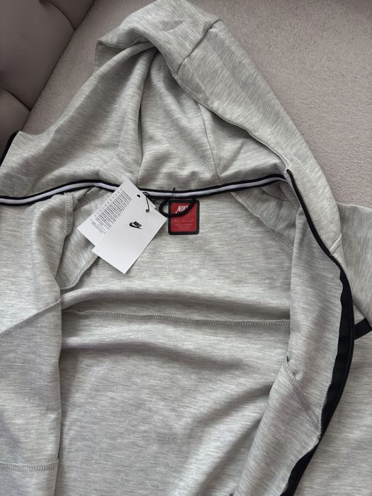 Чисто Нов !!! Nike tech fleece, ЗАКУПЯХ ГО ОТ ВЧЕРА 4 ДЕКЕМВРИ!!!