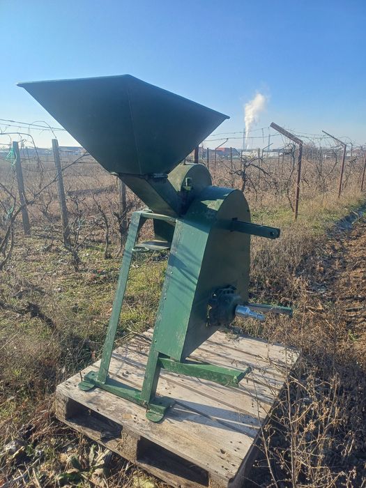 Remorca imprastiat gunoi de grajd,moara cereale cardan tractor