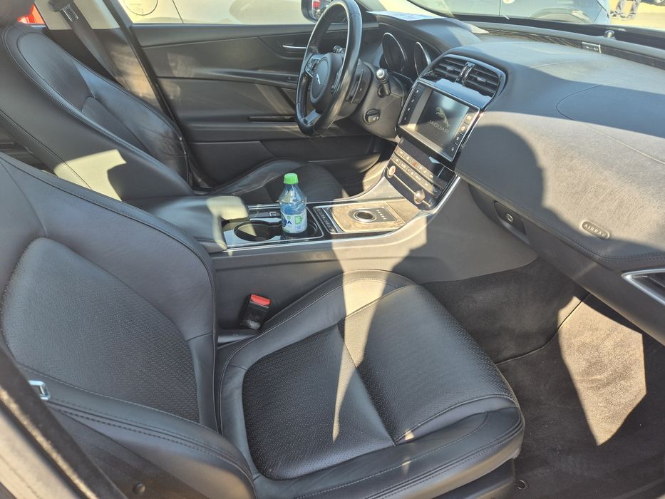 Jaguar XE  2.0 diesel 180 CP  cutie automată  2015