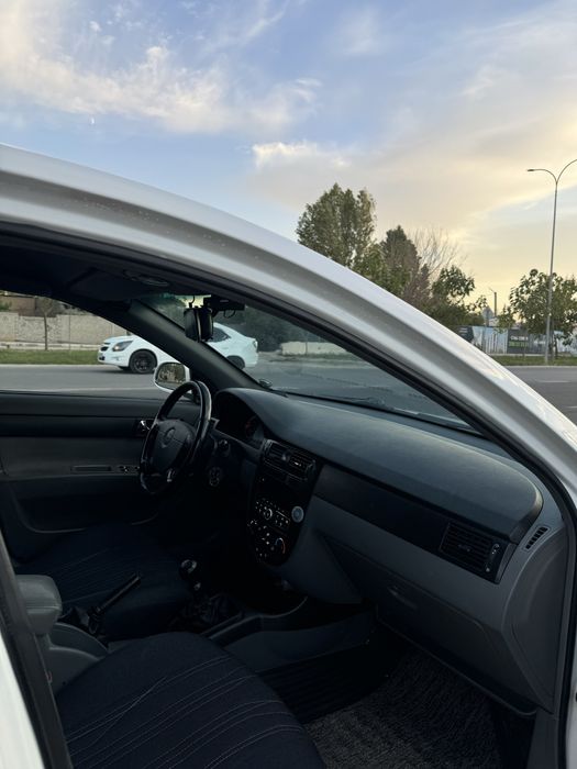 Lacetti 2010 sotiladi