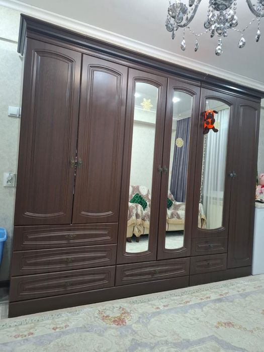 Шестидверный шкаф