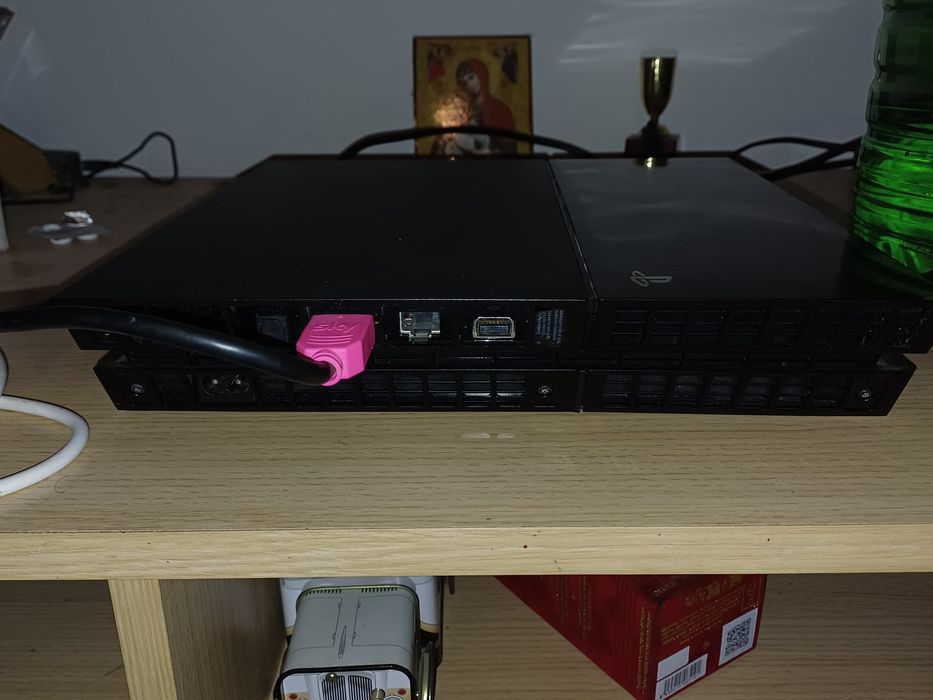 se vinde play station 4 cu doua jocuri si un controller