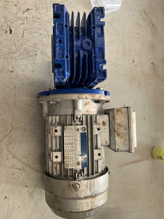 Motor electric cu reductor de 0,55 kw