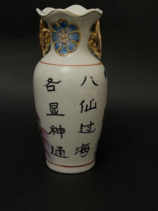 Vaza, veche China. Portelan pictat. Semnata.