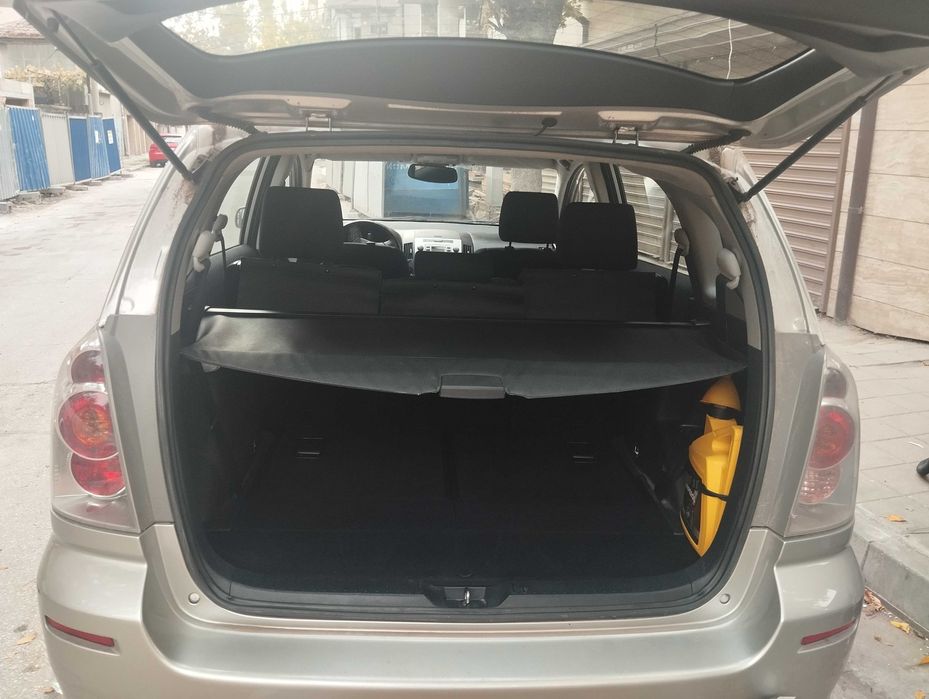 Продавам Тойота Корола Версо