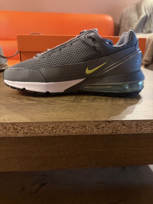 Pantofi sport Nike nefolositi