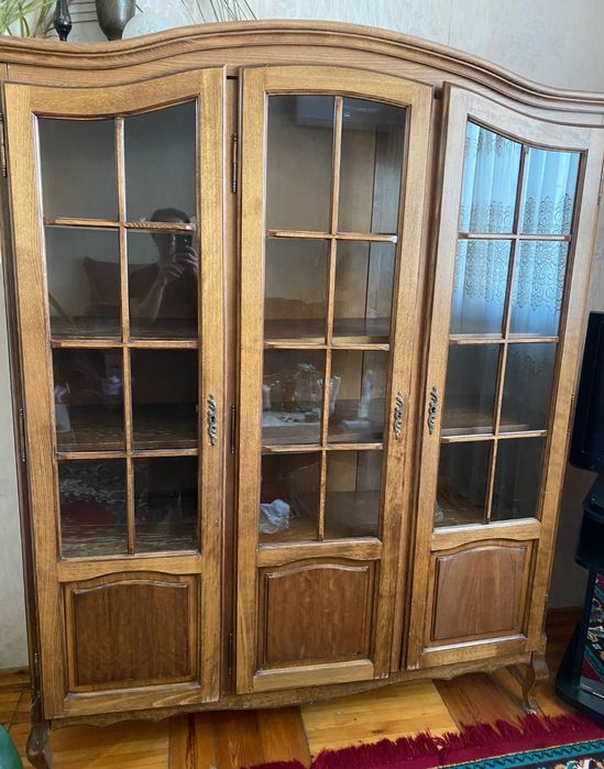 Румынский дубовый  книжный шкаф - витрина.