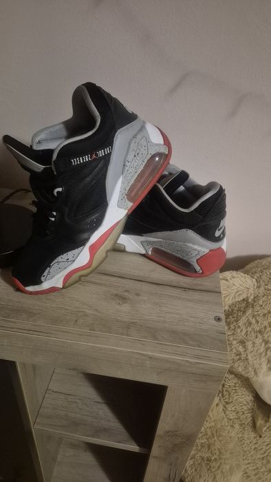 Vând adidași Jordan