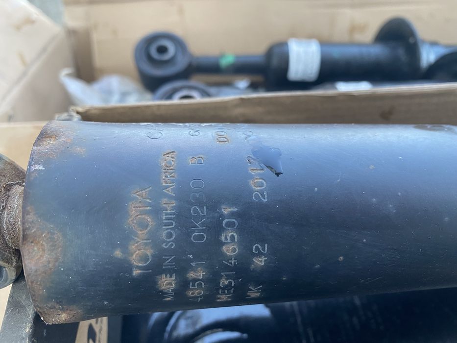 Оригинални предни и задни амортисьори за Toyota Hilux Revo
