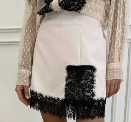 Стилна пола с дантела