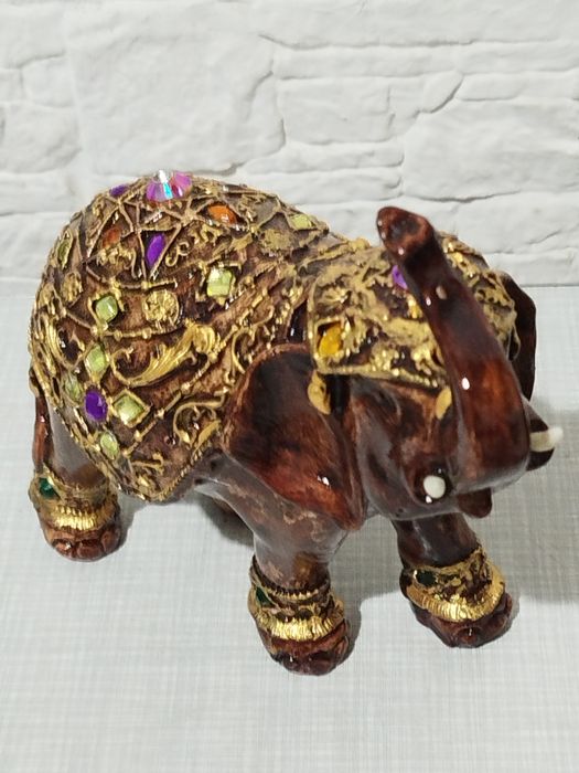 Слон изготовлен из гипса