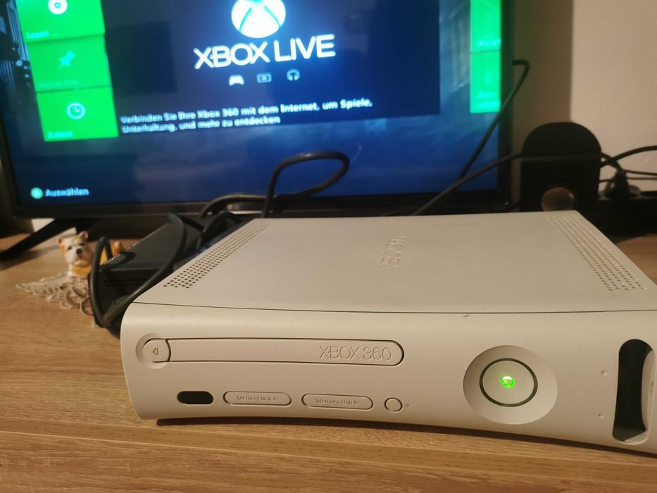 Xbox 360 с 2 джойстика и игри