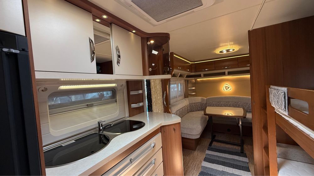 Продавам каравана Hobby 650 с навес на къмпинг Делфин