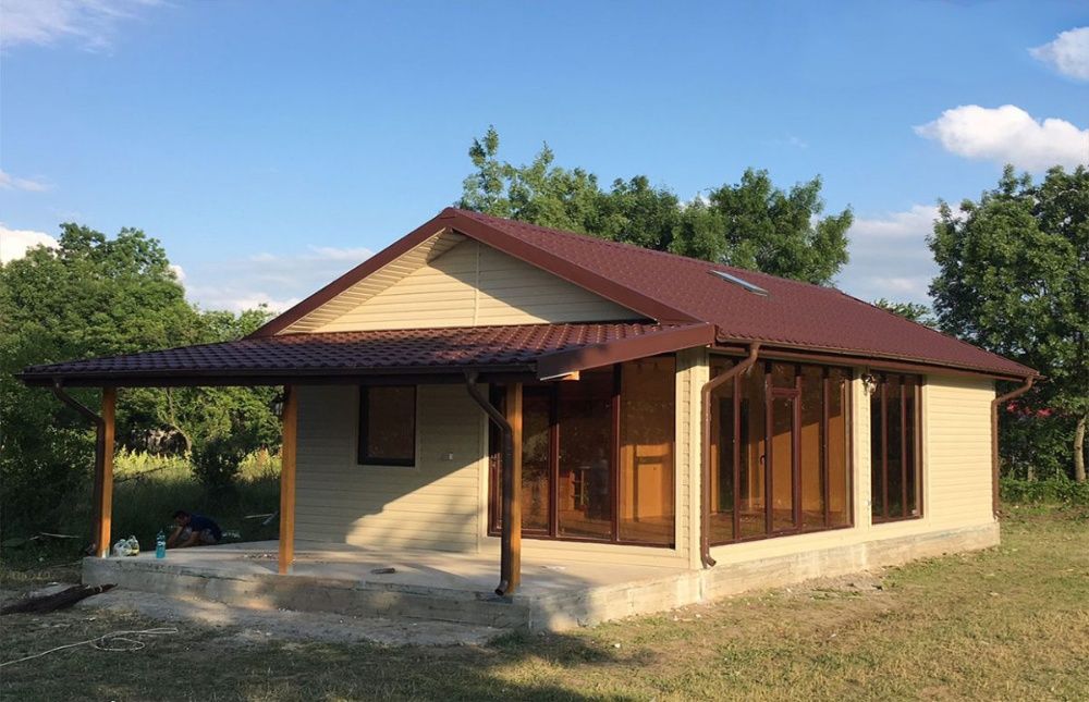 Casa modulare pe structura metalica cu panouri sandwich termoizolante