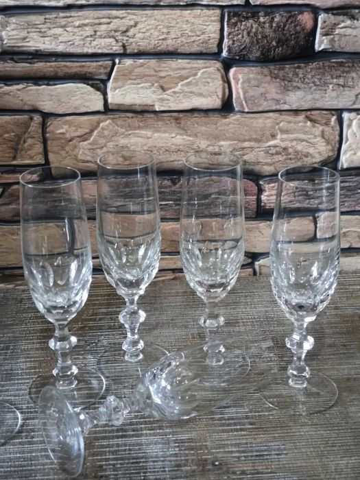 Кристални чаши за бели вина