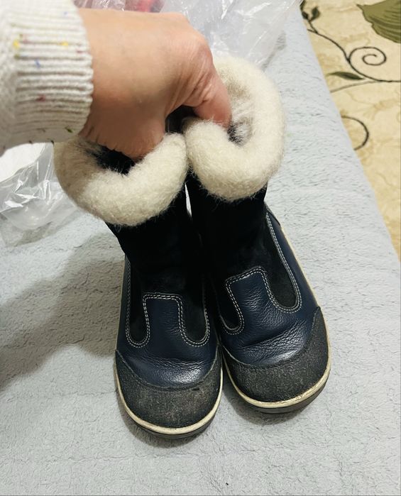 продам зимнюю детскую обувь
