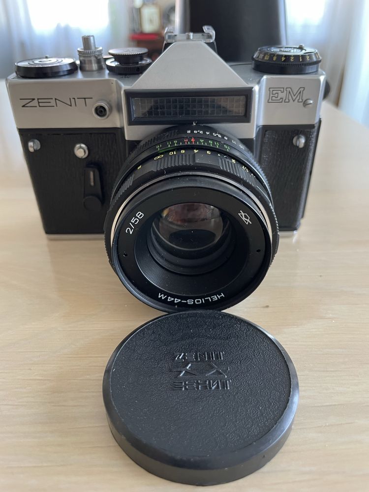 Продавам фотоапарат Зенит ЕМ с обектив Helios 44 М 58mm f/2