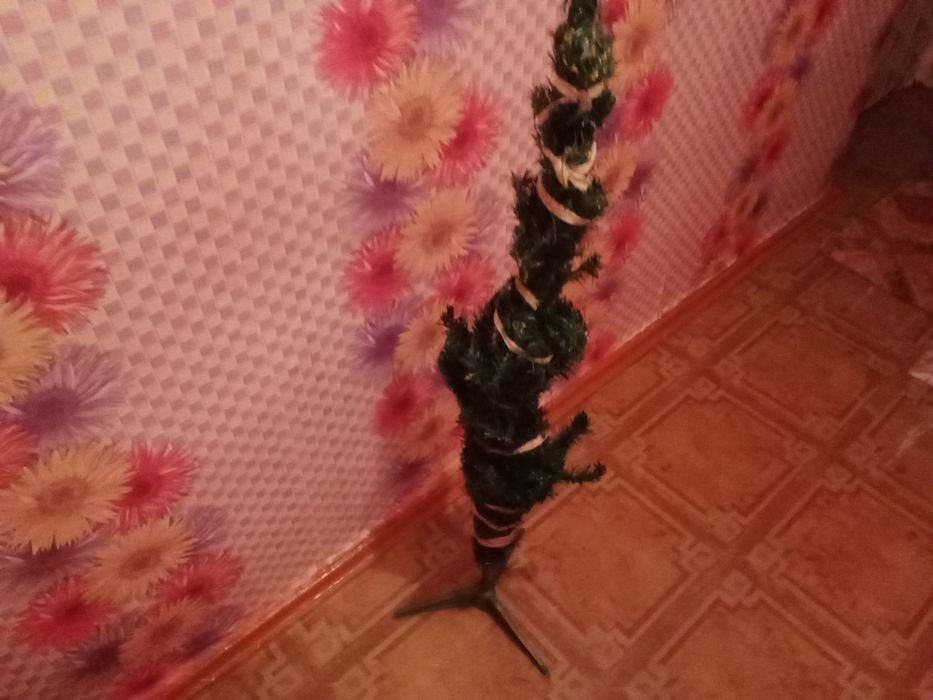 Ёлка и мишура б/у.