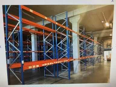 Палетни стелажи, височина 5 м, дължина 27 м, три нива, 2250кг товар