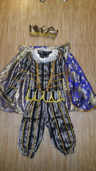 Продам новогодние костюмы на 7-10 лет