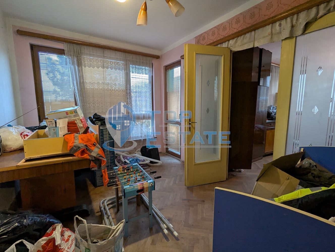 Тристаен тухлен апартамент разположен на комуникативна улица в кварта