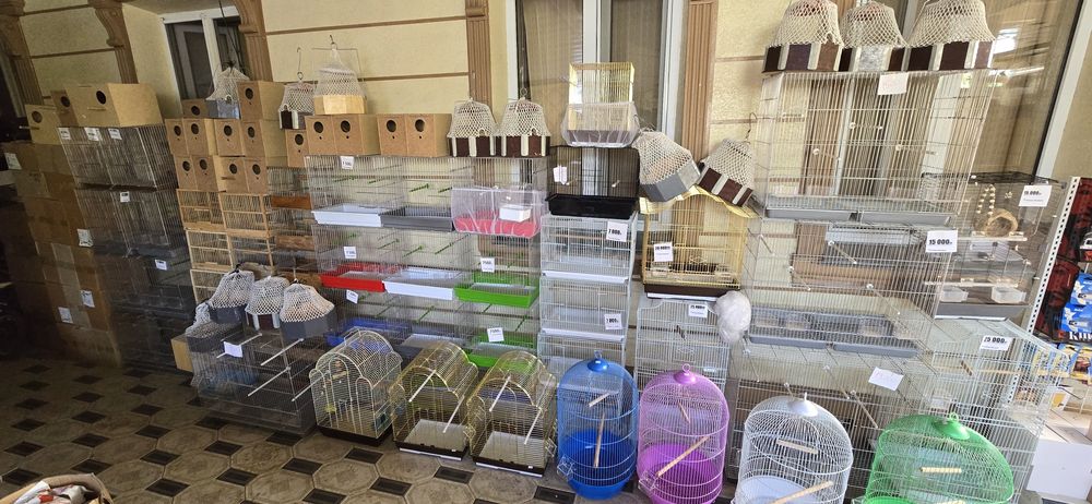 Большой выбор клеток для птиц