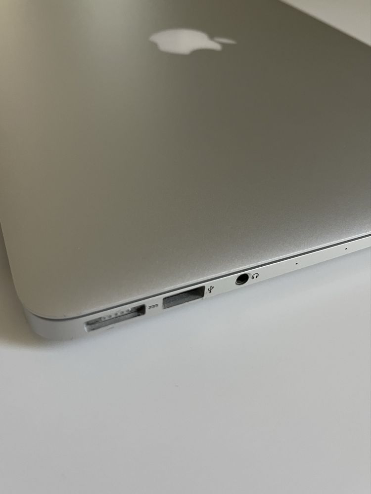 Macbook Air 13-inch 2015 в цвят silver