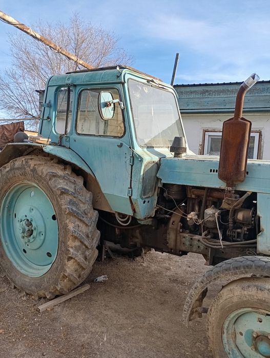 Трактор с  двумя прицепом