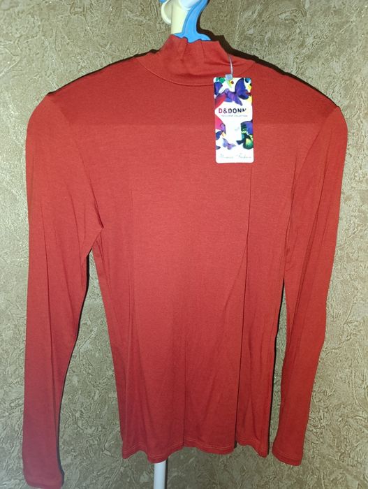 Продам женские новые водолазки, футболку. Ликвидация товара.