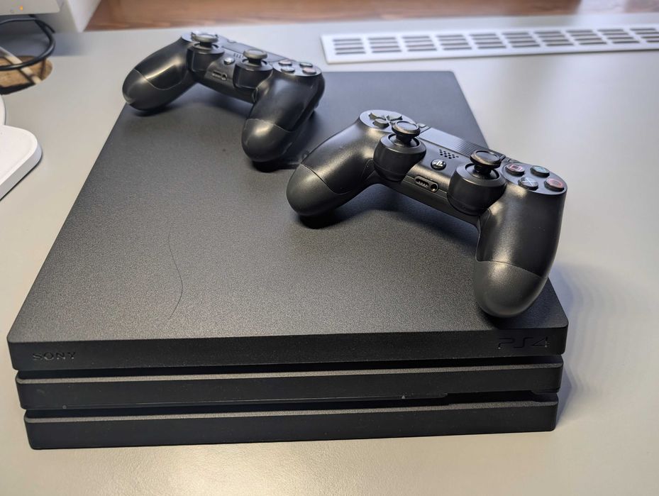 PS4 Pro + 2 controllere + 4 jocuri + thumbsticks metal