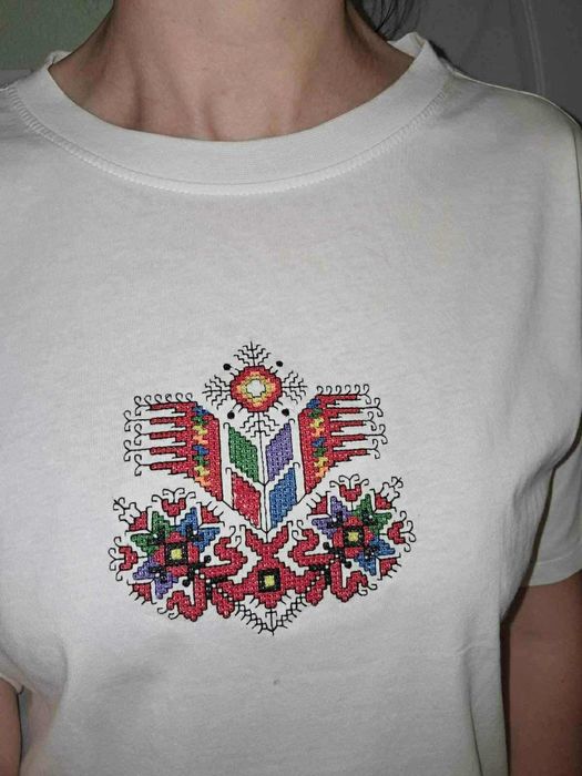 Бродиеани тениски с български шевици