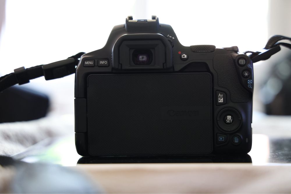 Фотоапарат Canon 250d