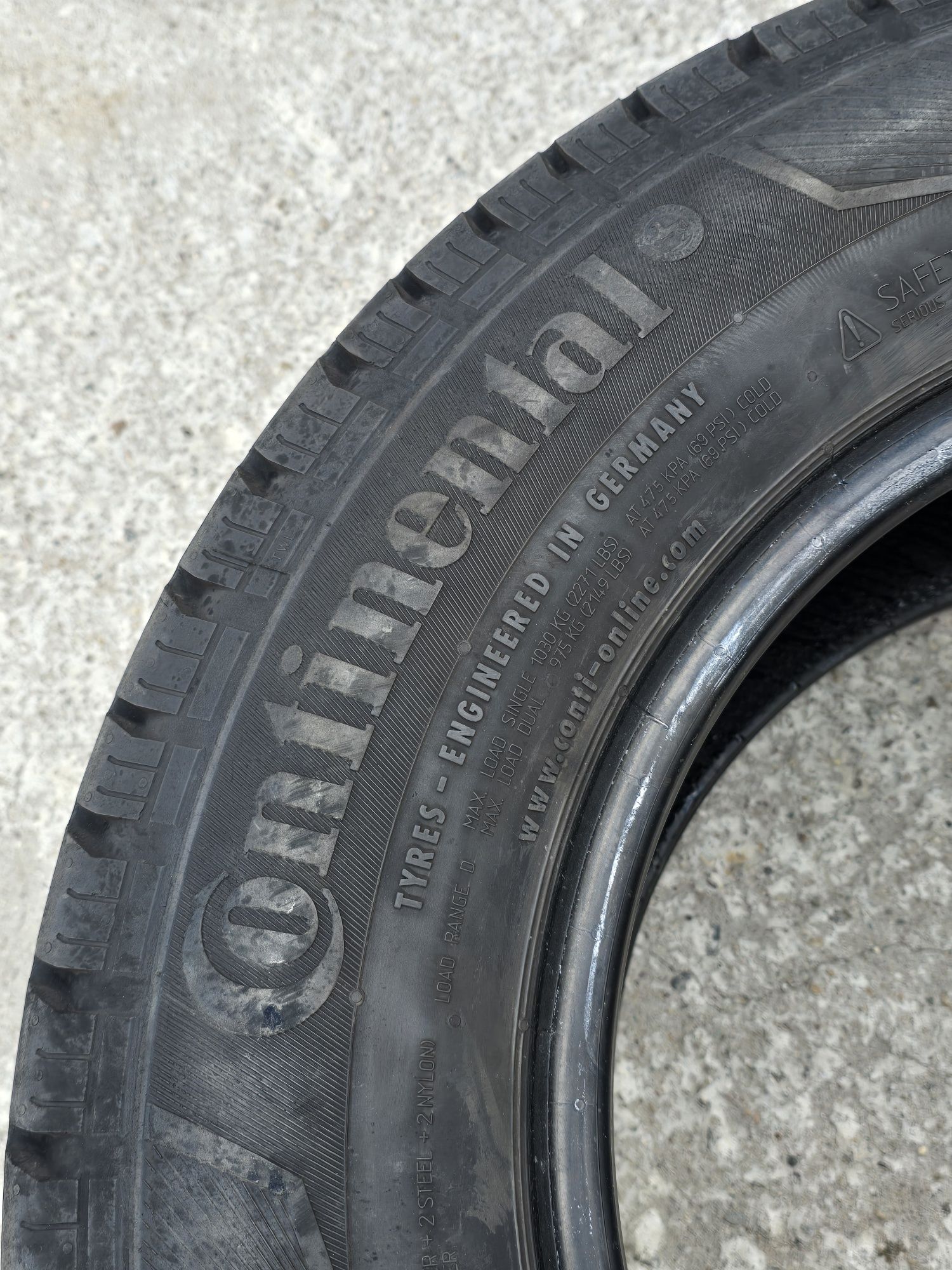 2 Броя Бусови Гуми 215/70/15C Continental 7,5mm