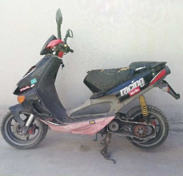 Vand dezmembrez scuter aprilia sr2