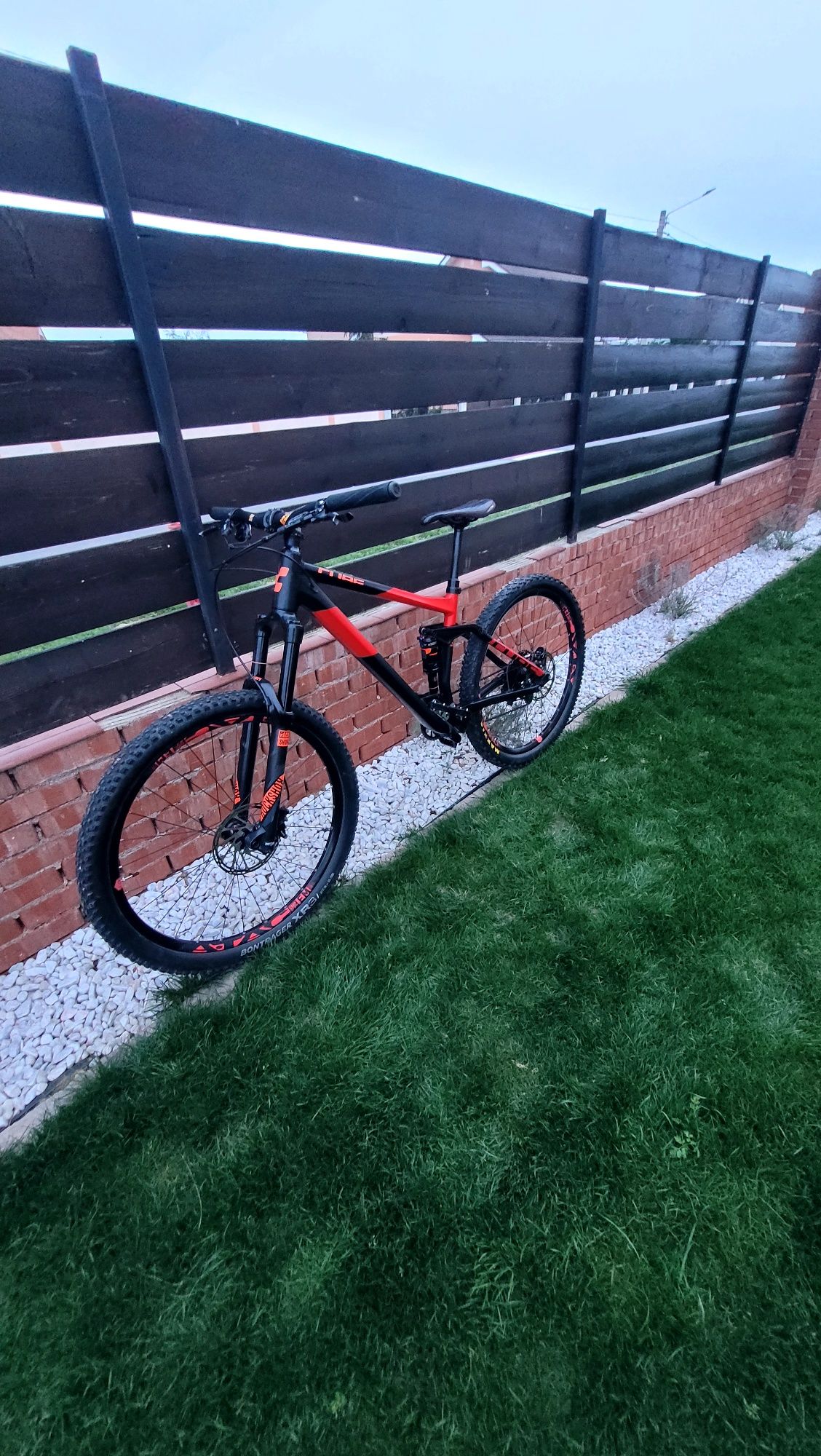 Vând bicicleta full suspension cube stereo race 160 hpa