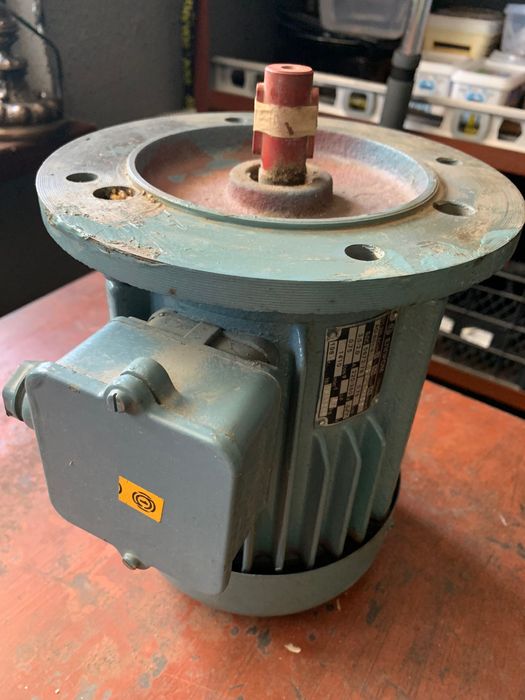 Електрически двигател