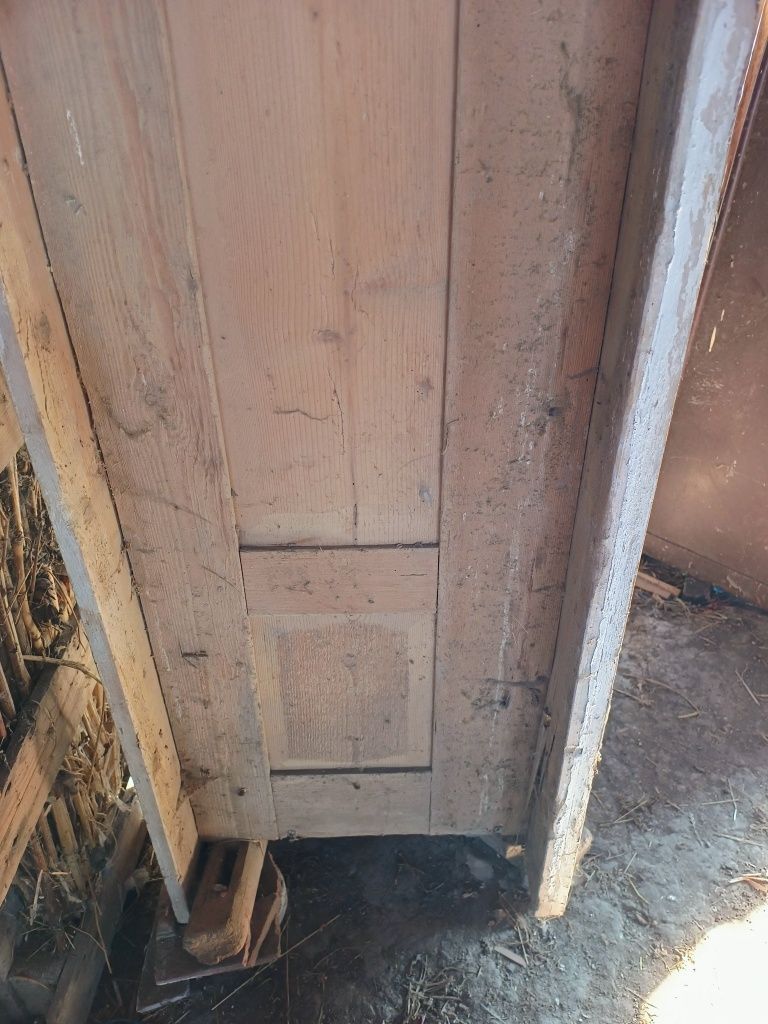 Ușa veche din lemn de la casa săsească.