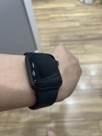 Продам apple watch se серии 40мм.