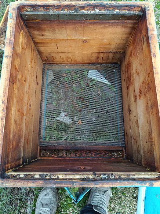 Пчелни кошери с магазини