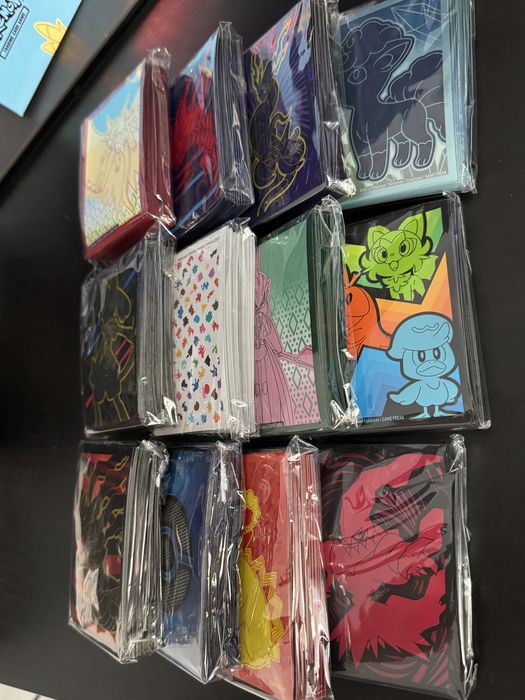 Vand colectie sleeve-uri Pokemon sigilate.