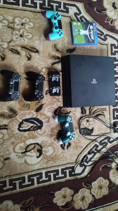 Vând ps4 pro+ 4 manete+ fc25