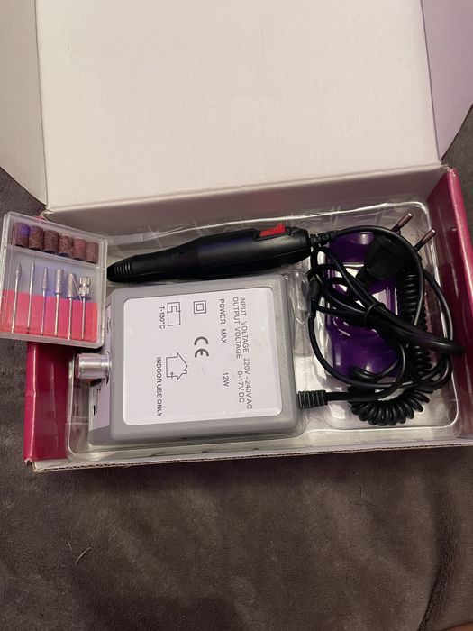 Продавам професионален комплект за маникюр и педикюр